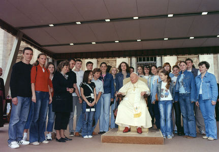 Choir_with_the_Pope_John_Paul_II.jpg